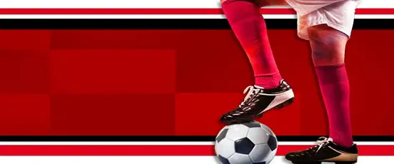 Joueur en tenue rouge de Bingoal Sport contrôlant un ballon de football sur fond rouge