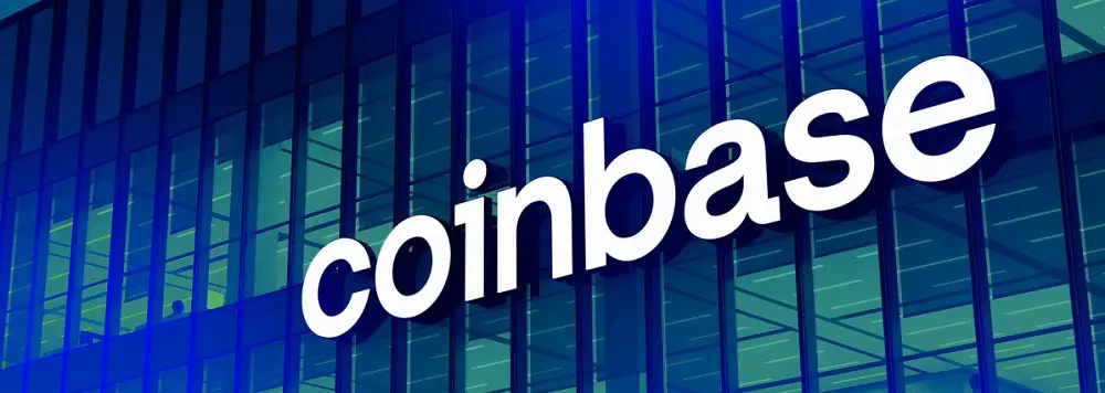Façade moderne du siège de Coinbase, symbole de la plateforme d’échange de cryptomonnaies fiable et sécurisée