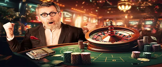 Jamy Gourmaud célébrant une victoire devant une table de roulette avec jetons et billets, illustrant les chances de gagner au casino