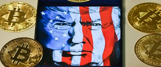 Portrait de Donald Trump recouvert du drapeau américain entouré de pièces Bitcoin, illustrant le projet de retraite Bitcoin