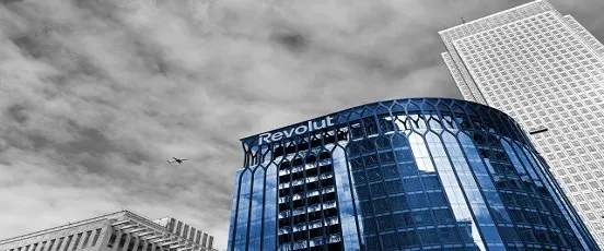 Siège mondial Revolut à Londres avec façade vitrée moderne