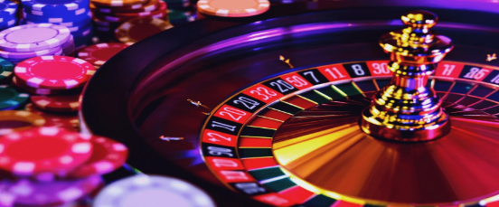 Roue colorée de roulette en ligne entourée de jetons de casino, symbole emblématique des jeux de hasard virtuels