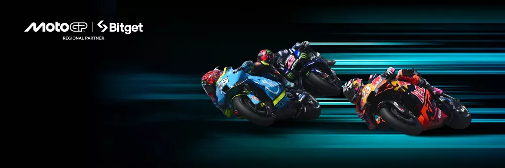 Visuel promotionnel Bitget x MotoGP montrant trois pilotes en pleine course, illustrant le partenariat officiel 2025