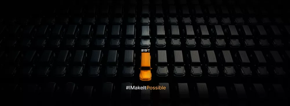 Voiture orange marquée Bybit au centre d’une grille de véhicules noirs, avec le slogan #IMakeItPossible en bas d’image