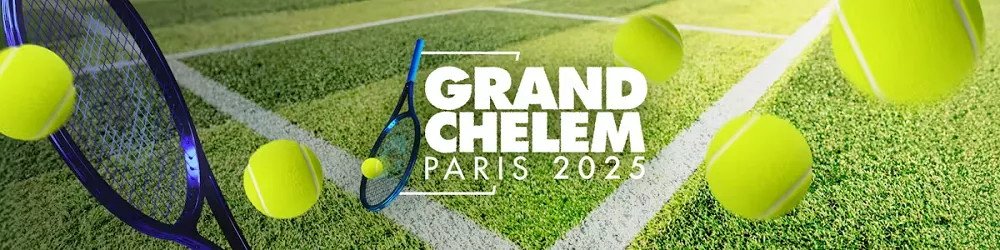 Raquette et balles de tennis sur gazon illustrant le Grand Chelem Paris 2025 avec Circus Sport