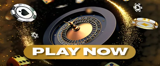 Roulette dorée Golden Palace Casino entourée de jetons de casino avec bouton 