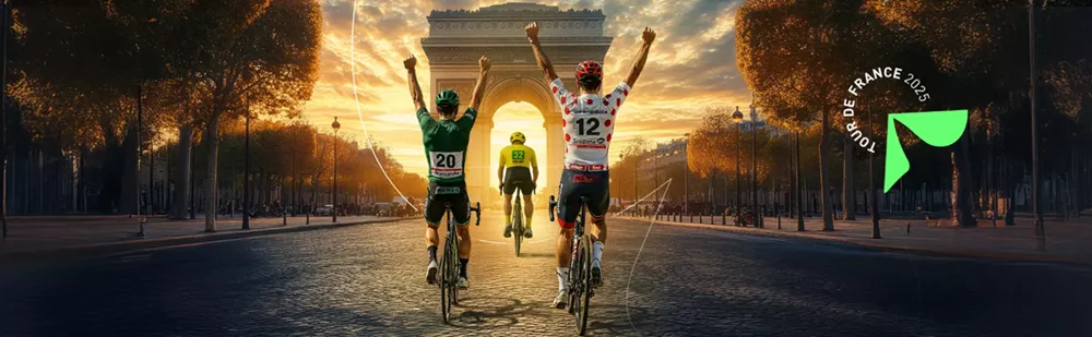 Cyclistes franchissant l’arrivée devant l’Arc de Triomphe au coucher du soleil pour le Tour de France 2025
