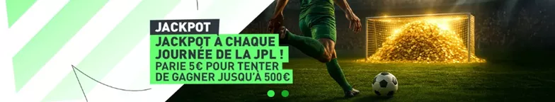 Joueur de football prêt à tirer avec un but rempli d’or et un encart annonçant le jackpot JPL de 500 € sur Golden Palace Sport