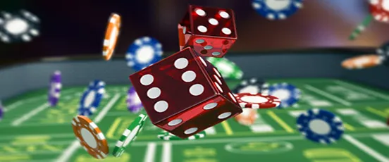 Dés rouges et jetons de casino sur une table de jeux de dés en ligne, illustrant l’univers des casinos en ligne européens
