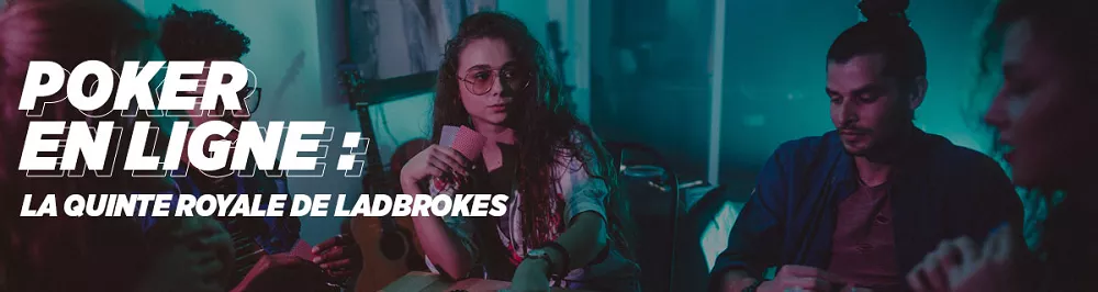 Joueurs concentrés autour d'une table de poker en ligne, avec l'accroche La quinte royale de Ladbrokes en surimpression
