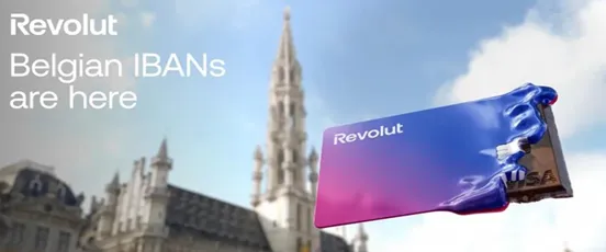 Carte Revolut flottante devant la Grand-Place de Bruxelles, annonçant l’arrivée des IBAN belges pour les clients Revolut en Belgique
