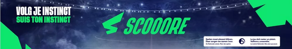 Bannière Scooore avec le slogan Suis ton instinct, dans un stade illuminé en arrière-plan
