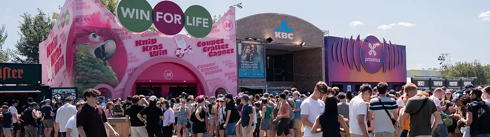 Stand Win For Life au cœur d’un festival belge, avec foule de visiteurs devant l’animation Coupez, Grattez, Gagnez